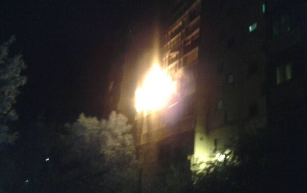 В 12-м микрорайоне Бишкека в одном из многоквартирных домов загорелась квартира - Sputnik Кыргызстан