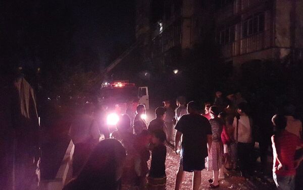 Пожар в квартире девятиэтажки в 12-м микрорайоне Бишкека потушен полностью, сообщили пожарные, работавшие на месте происшествия - Sputnik Кыргызстан