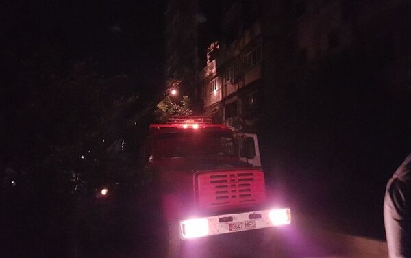 Для тушения огня задействовали два пожарных расчета и одну автолестницу. - Sputnik Кыргызстан