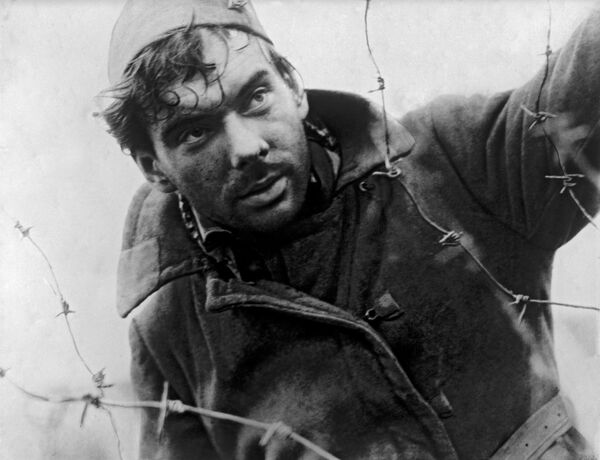 Алексей Баталов в фильме Летят журавли Алексей Баталов в фильме Летят журавли - Sputnik Кыргызстан