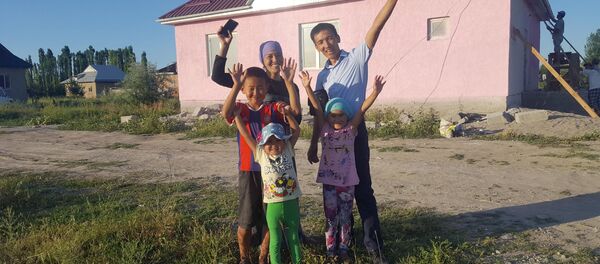 Үч баласы менен калган жалгыз бой аял Айжамал Мамырова. Архив - Sputnik Кыргызстан