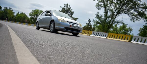 Автомобиль на одной из улиц Бишкека. Архивное фото Автомобиль на одной из улиц Бишкека. Архивное фото - Sputnik Кыргызстан