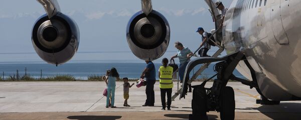 Учактан түшүп жаткан жүргүнчүлөр. Архив - Sputnik Кыргызстан