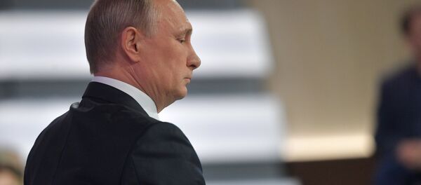 Президент РФ Владимир Путин отвечает на вопросы россиян во время ежегодной специальной программы Прямая линия с Владимиром Путиным - Sputnik Кыргызстан