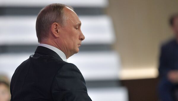 Президент РФ Владимир Путин отвечает на вопросы россиян во время ежегодной специальной программы Прямая линия с Владимиром Путиным - Sputnik Кыргызстан