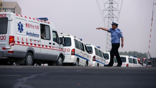 Сотрудник полиции и кареты скорой помощи на месте пожара происшествия. Архивное фото - Sputnik Кыргызстан