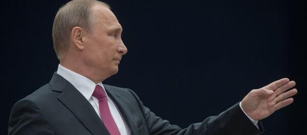 Президент РФ Владимир Путин отвечает на вопросы журналистов после ежегодной специальной программы Прямая линия с Владимиром Путиным в Гостином дворе. Президент РФ Владимир Путин отвечает на вопросы журналистов после ежегодной специальной программы Прямая линия с Владимиром Путиным в Гостином дворе. - Sputnik Кыргызстан
