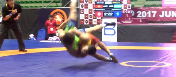 Бросил через себя и уложил на лопатки — уверенная победа Акжола на ЧА - Sputnik Кыргызстан