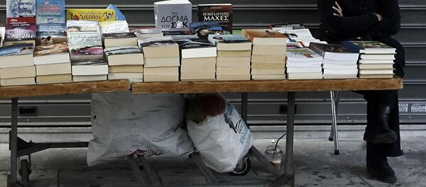 Уличный книжный продавец в центре Афин - Sputnik Кыргызстан