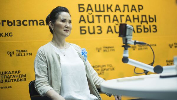 Косметолог Айнура Сагынбаева маек учурунда - Sputnik Кыргызстан