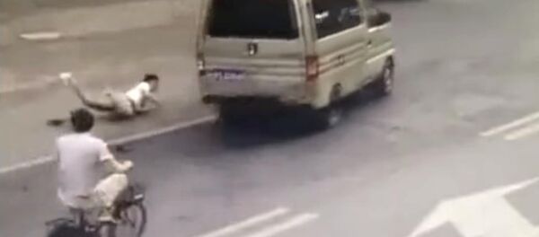 Водитель выпрыгнул из загоревшейся на ходу машины — видео пожара Водитель выпрыгнул из загоревшейся на ходу машины — видео пожара - Sputnik Кыргызстан