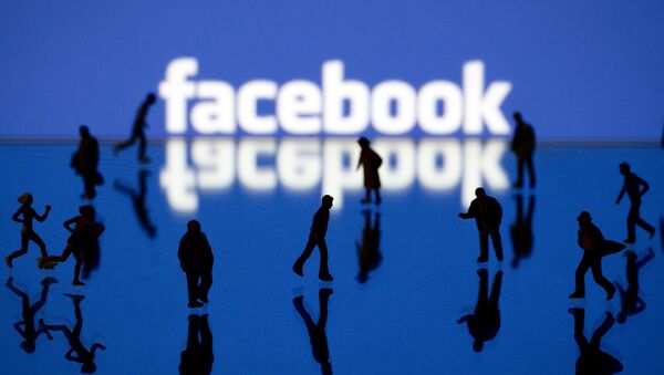 Силуэты людей на фоне логотипа социальной сети Facebook. Архивное фото - Sputnik Кыргызстан