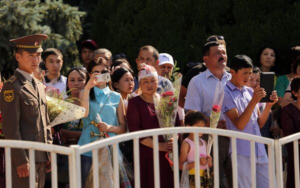 В торжестве приняли участие высшее военное руководство страны, представители правительства, ветераны ВС, а также родные и близкие выпускников. - Sputnik Кыргызстан