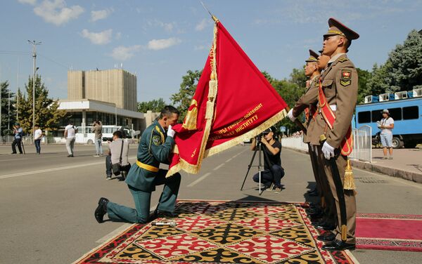 Бүтүрүү кечесинин соңу лейтенанттардын аскердик урааны, салтанаттуу жүрүш менен жыйынтыкталды. - Sputnik Кыргызстан