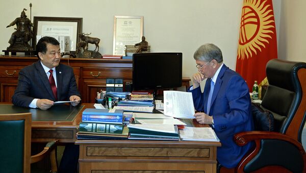 Президент Алмазбек Атамбаев принял министра здравоохранения Талантбека Батыралиева - Sputnik Кыргызстан