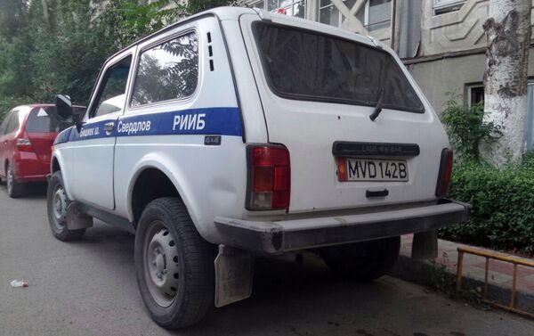 Служебный автомобиль милиционера, который, предположительно, облегчился в общественном месте - Sputnik Кыргызстан