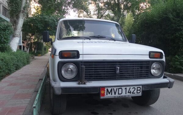 Служебный автомобиль милиционера, который, предположительно, облегчился в общественном месте - Sputnik Кыргызстан