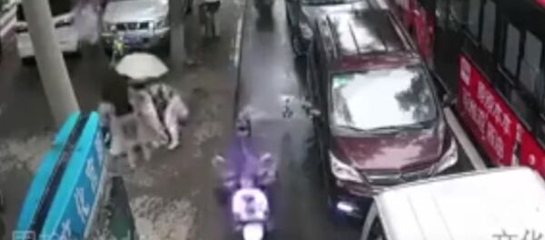 Ребенок родился на улице под дождем — роды приняли прохожие Ребенок родился на улице под дождем — роды приняли прохожие - Sputnik Кыргызстан