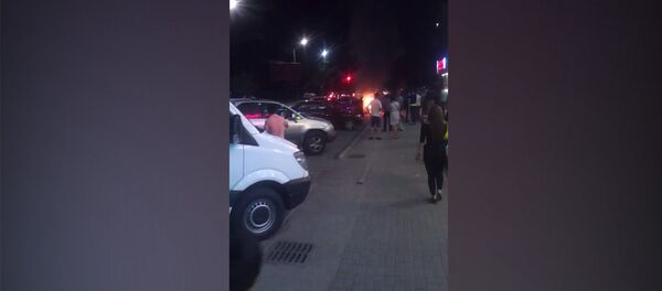 В Бишкеке из-за сварки сгорело авто — видео очевидца В Бишкеке из-за сварки сгорело авто — видео очевидца - Sputnik Кыргызстан
