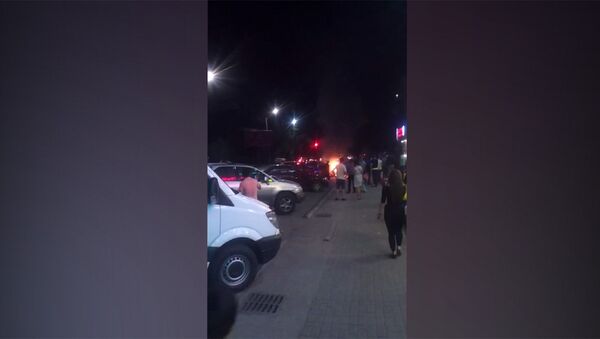 В Бишкеке из-за сварки сгорело авто — видео очевидца - Sputnik Кыргызстан