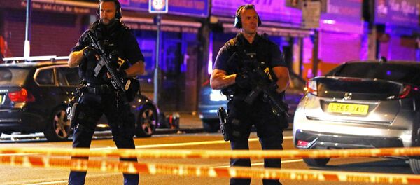 Лондондун түндүк тарабында мечиттин жанында турган кишилерди жүк ташуучу унаа тебелеп кетип, бир канча адам жабыр тартты - Sputnik Кыргызстан