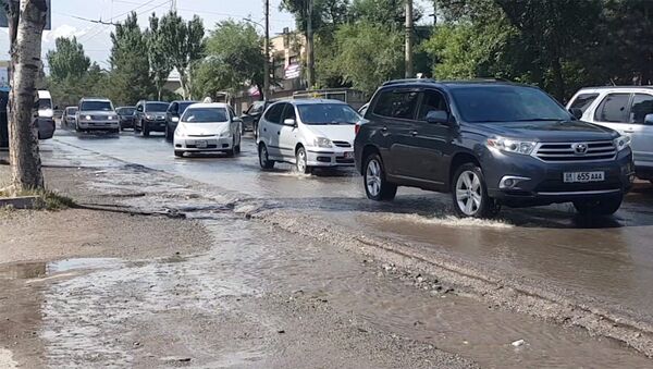 Страшный сон пешехода — в Бишкеке затопило половину улицы Юнусалиева - Sputnik Кыргызстан