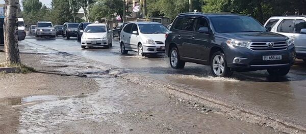 Страшный сон пешехода — в Бишкеке затопило половину улицы Юнусалиева - Sputnik Кыргызстан