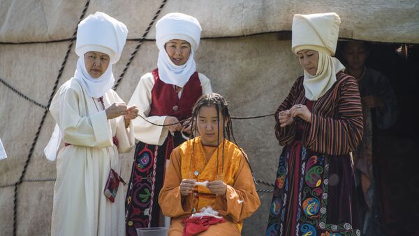 Женщины в национальной одежде. Архивное фото - Sputnik Кыргызстан