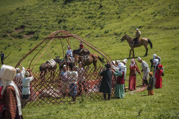 Келген меймандарга кыргыздын улуттук кийимдери тартууланды - Sputnik Кыргызстан