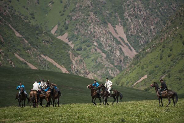 Каалоочулар улакчыларга кошулуп, өз күч дараметин сынап көрдү - Sputnik Кыргызстан