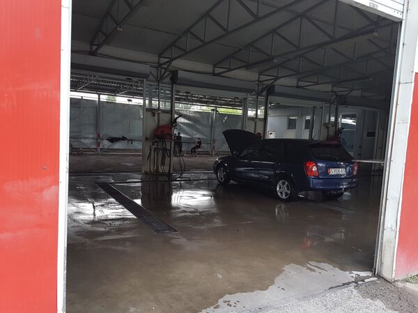 Автомойка, где работает Махабат Бейшеналы кызы  - Sputnik Кыргызстан