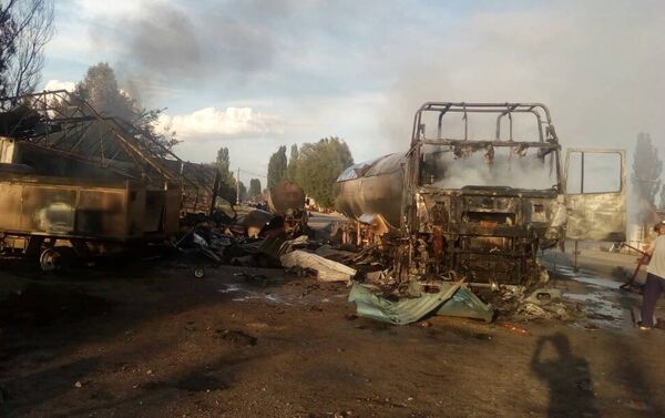 Из-за взрыва газовых баллонов сгорело несколько автомобилей - Sputnik Кыргызстан