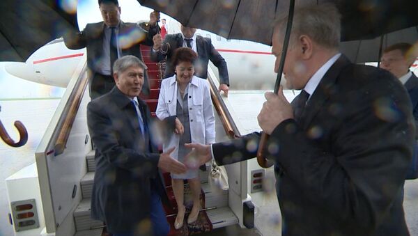 Оркестр под дождем — как Атамбаева встретили в Москве - Sputnik Кыргызстан