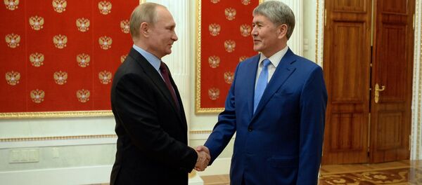 Кыргызстандын президенти Алмазбек Атамбаев Россия мамлекет башчысы Владимир Путин менен бейрасмий жолугушту - Sputnik Кыргызстан