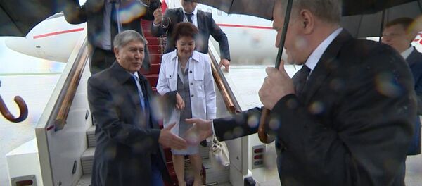 Жамгыр алдындагы оркестр. Атамбаевди Кремль өзгөчө салтанат менен тосуп алды Жамгыр алдындагы оркестр. Атамбаевди Кремль өзгөчө салтанат менен тосуп алды - Sputnik Кыргызстан