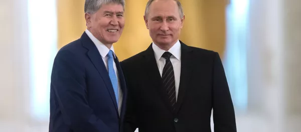 Бывший президент КР Алмазбек Атамбаев и президент РФ Владимир Путин. Архивное фото Бывший президент КР Алмазбек Атамбаев и президент РФ Владимир Путин. Архивное фото - Sputnik Кыргызстан