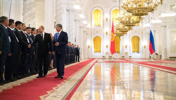 Президент РФ Владимир Путин и президент КР Алмазбек Атамбаев во время знакомства с делегациями на официальной встрече. - Sputnik Кыргызстан