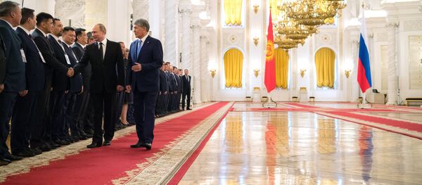 Президент РФ Владимир Путин и президент КР Алмазбек Атамбаев во время знакомства с делегациями на официальной встрече. - Sputnik Кыргызстан