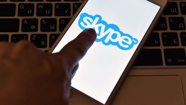 Логотип программы Skype на экране смартфона. Архивное фото - Sputnik Кыргызстан