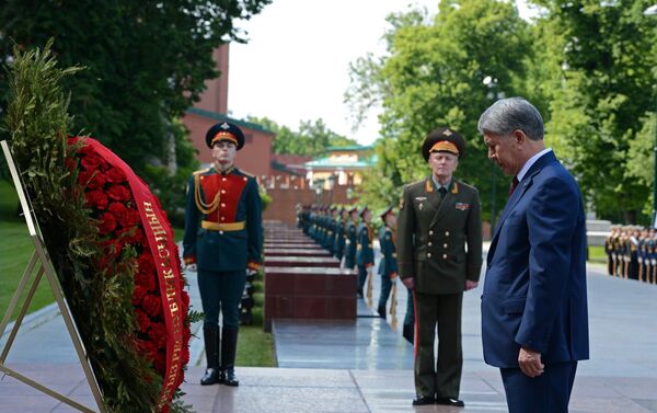 После минуты молчания военным оркестром был исполнен гимн Кыргызской Республики. - Sputnik Кыргызстан
