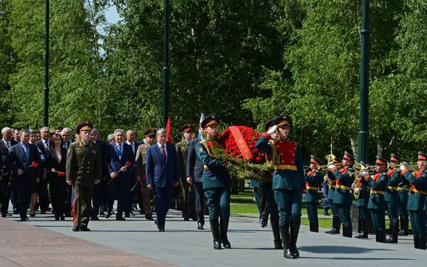 Президент Алмазбек Атамбаев возложил венок к могиле Неизвестного солдата - Sputnik Кыргызстан