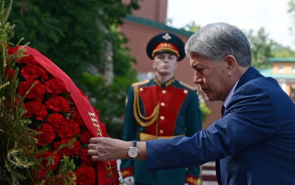Возложив венок, глава государства почтил память погибших в Великой Отечественной войне минутой молчания - Sputnik Кыргызстан
