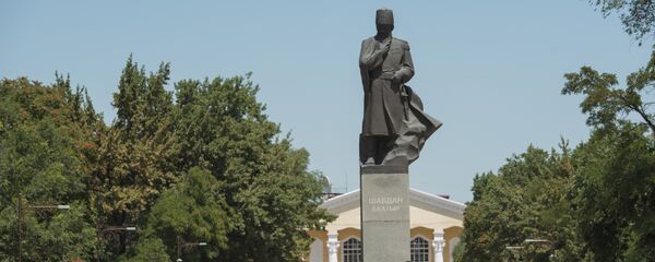 Школьницы у памятника Шабдан Баатыру на аллее молодежи в Бишкеке. Архивное фото - Sputnik Кыргызстан