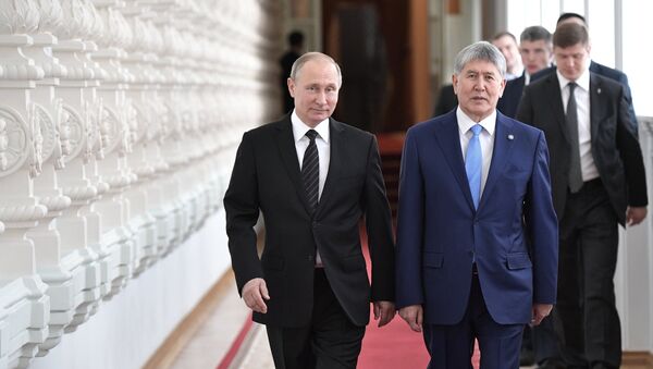 Президент РФ Владимир Путин и президент КР Алмазбек Атамбаев перед переговорами в Кремле. - Sputnik Кыргызстан