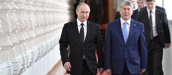 Президент РФ Владимир Путин и президент КР Алмазбек Атамбаев перед переговорами в Кремле. - Sputnik Кыргызстан