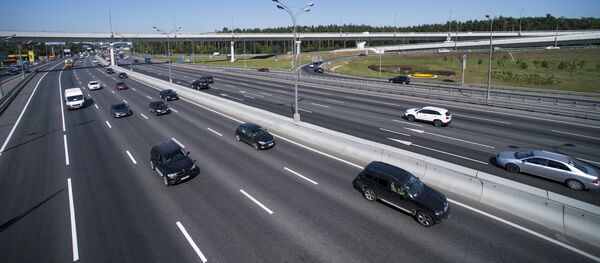 Движение транспорта по автомобильной трассе. Архивное фото - Sputnik Кыргызстан