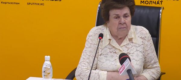 В Бишкеке ветерану стало лучше после визита тимуровцев В Бишкеке ветерану стало лучше после визита тимуровцев - Sputnik Кыргызстан