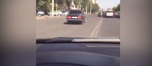 Кызылды тоготпой, унааны учурта айдап... Жол эрежесин одоно бузган учурлардын видеосу - Sputnik Кыргызстан