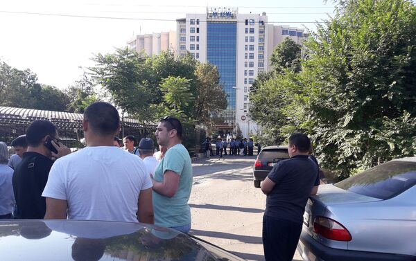 По его словам, силовики выбили двери отеля, заявив, что их действия являются охраной общественного порядка - Sputnik Кыргызстан