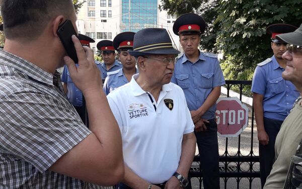 Как сообщил корреспонденту Sputnik Кыргызстан президент отеля Руслан Сарымсаков, милиция прибыла к зданию примерно в 6.00 - Sputnik Кыргызстан